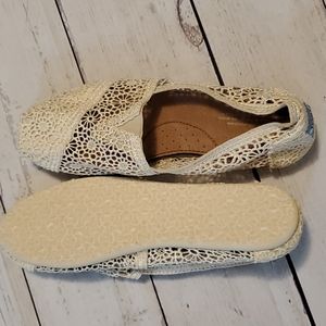 TOMS beige crochet size w8.5